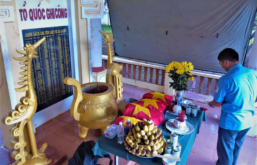 Cán bộ, chiến sĩ Đội K52, chăm sóc 4 hài cốt liệt sĩ quy tập được trên địa bàn xã Ia Phí, huyện Chư Păh. Ảnh: Văn Đạt