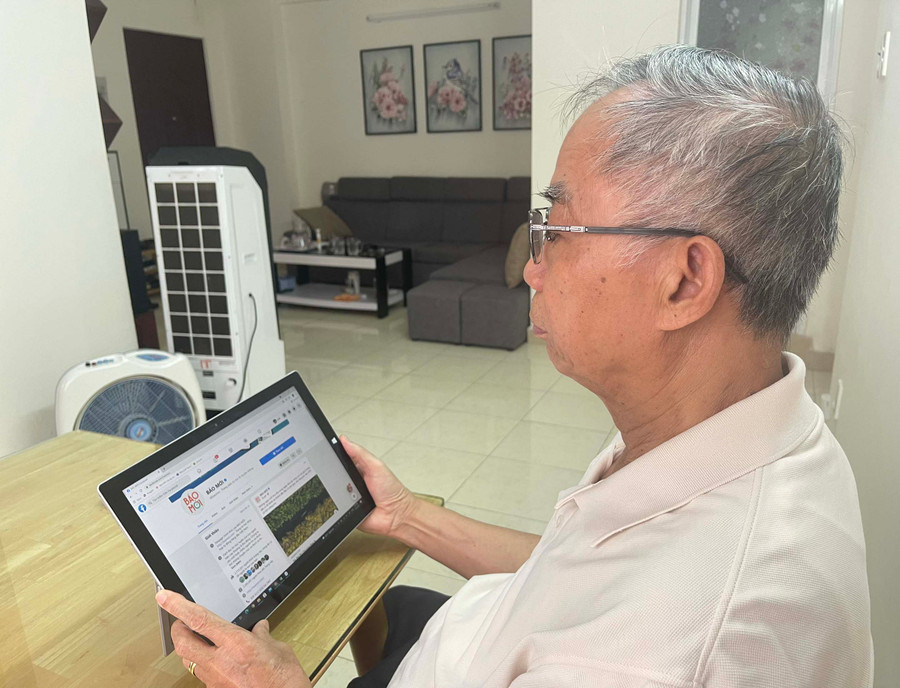 Người dân thường xuyên truy cập mạng xã hội để trao đổi thông tin, kết nối tình cảm. Ảnh: Đinh Phương Linh