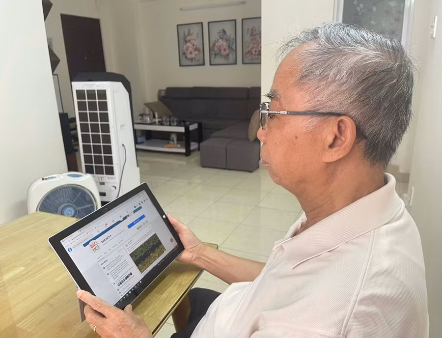 Người dân thường xuyên truy cập mạng xã hội để trao đổi thông tin, kết nối tình cảm. Ảnh: Đinh Phương Linh