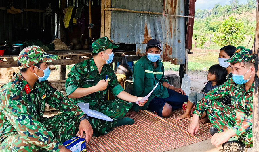  Cán bộ Đồn Biên phòng Ia O (huyện Ia Grai) lên khu vực nương rẫy để tuyên truyền cho người dân về phòng-chống dịch Covid-19. Ảnh: Phương Dung