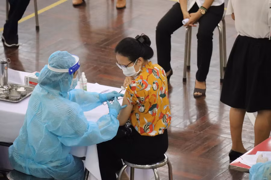 Khách du lịch được đến Bình Thuận khi đã tiêm đủ 2 mũi vắc xin. Ảnh: Quế Hà