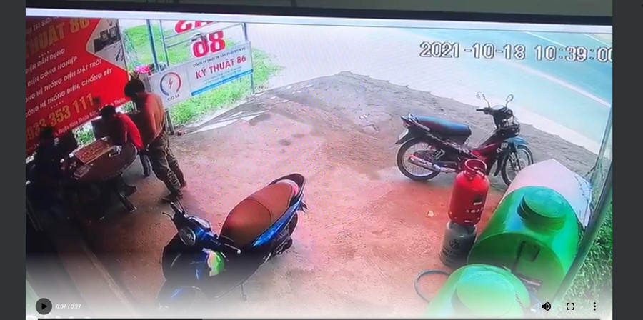 Hung thủ đứng sau xem nạn nhân chơi đánh cờ. Ảnh cắt từ clip