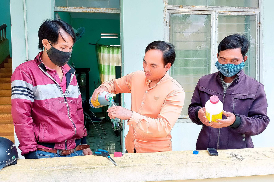 7. Cán bộ xã Ia Tiêm (huyện Chư Sê) hướng dẫn người dân sử dụng hoá chất Benkocid để phòng bệnh viêm da nổi cục ở bò.