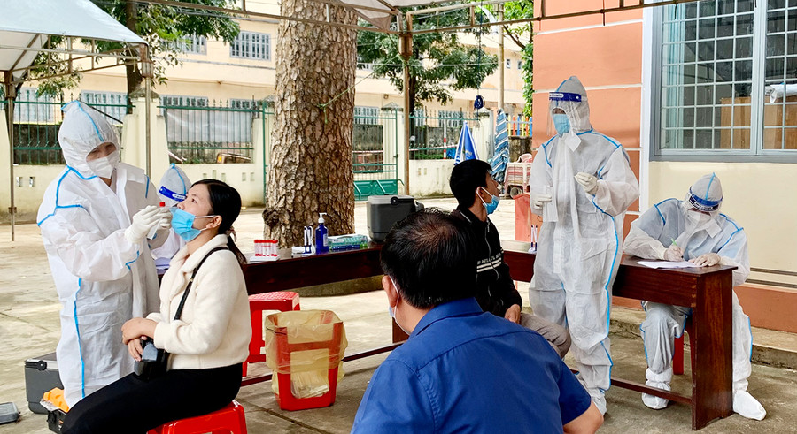 Nhân viên y tế lấy mẫu xét nghiệm cho người dân trên địa bàn phường Yên Đổ (TP. Pleiku) sáng 25-10. Ảnh: Như Nguyện Nhân viên y tế lấy mẫu xét nghiệm cho người dân trên địa bàn phường Yên Đổ, TP. Pleiku sáng 25-10. Ảnh Như Nguyện