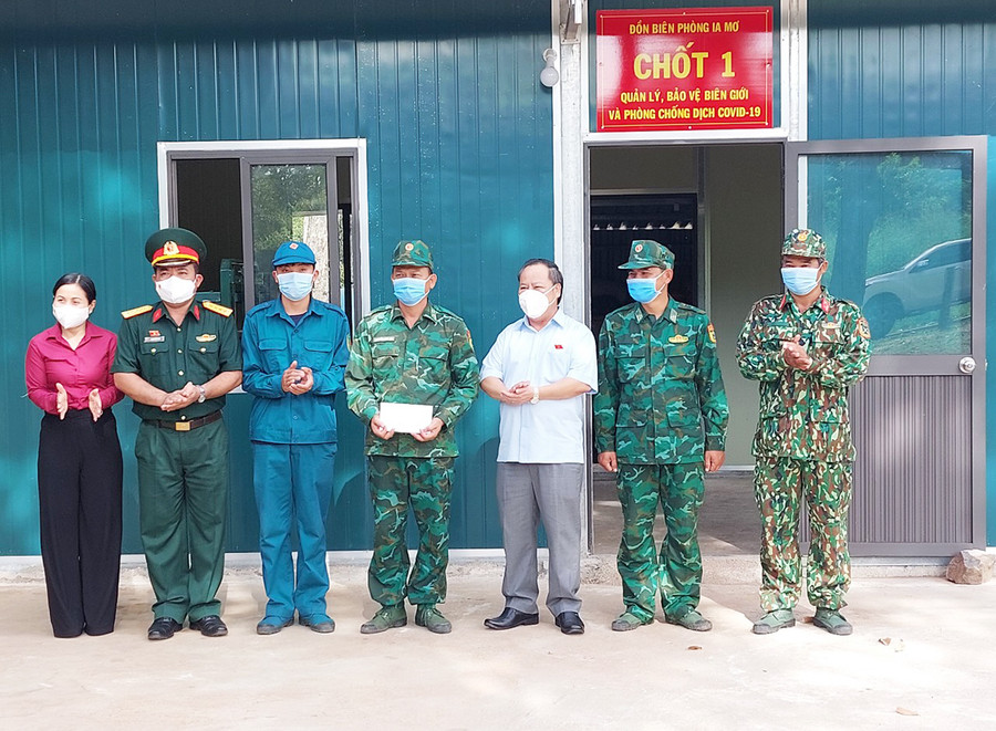 Trưởng đoàn Đại biểu Quốc hội tỉnh tặng quà chốt số 1 Đồn Biên phòng Ia Mơr. Ảnh: Vĩnh Hoàng