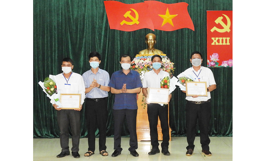 Trao giấy chứng nhận đạt giải cho các thí sinh có thành tích xuất sắc tại hội thi. Ảnh: Thanh Nhật Trao giấy chứng nhận đạt giải cho các thí sinh có thành tích tiêu biểu tại Hội thi. Ảnh: Thanh Nhật