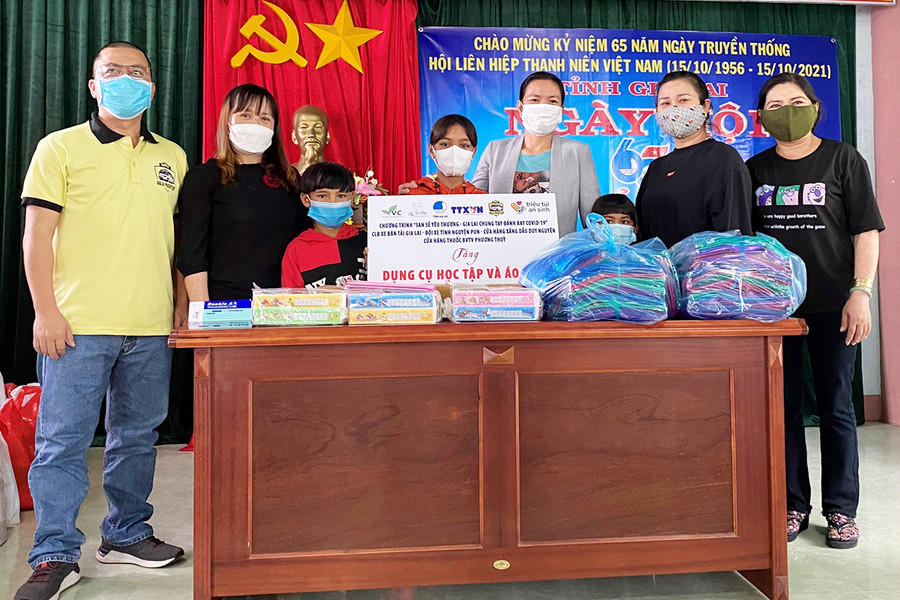  Trao tặng dụng cụ học tập và áo mưa cho các em thiếu nhi xã Sơ ró huyện KôngChro. Ảnh: Hà Đức Thành 