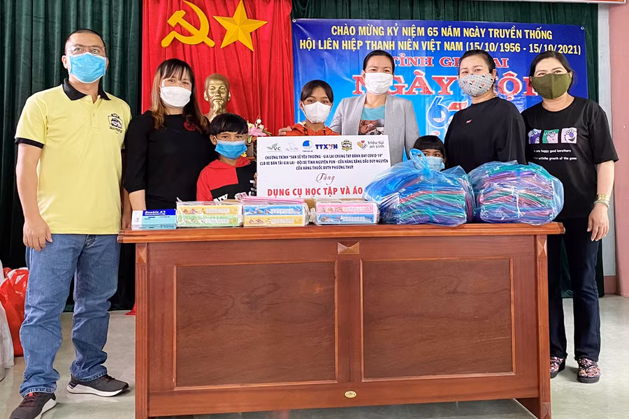 Trao tặng đồ dùng học tập và áo mưa cho các em thiếu nhi xã Sró (huyện Kông Chro). Ảnh: Hà Đức Thành Trao tặng dụng cụ học tập và áo mưa cho các em thiếu nhi xã Sơ ró huyện KôngChro. Ảnh: Hà Đức Thành