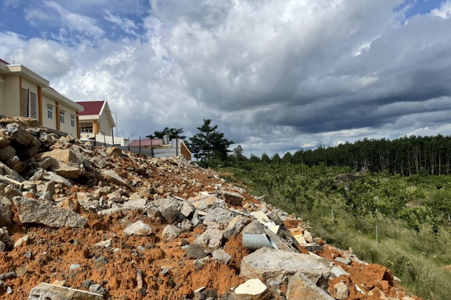 Bức tường mới xây thuộc khuôn viên trường Trường THCS Võ Nguyên Giáp (xã Cư Króa, huyện M’Đrắk, Đắk Lắk) vừa bị sập đổ sập để lại một đống hoang tàn. Ảnh: B.T