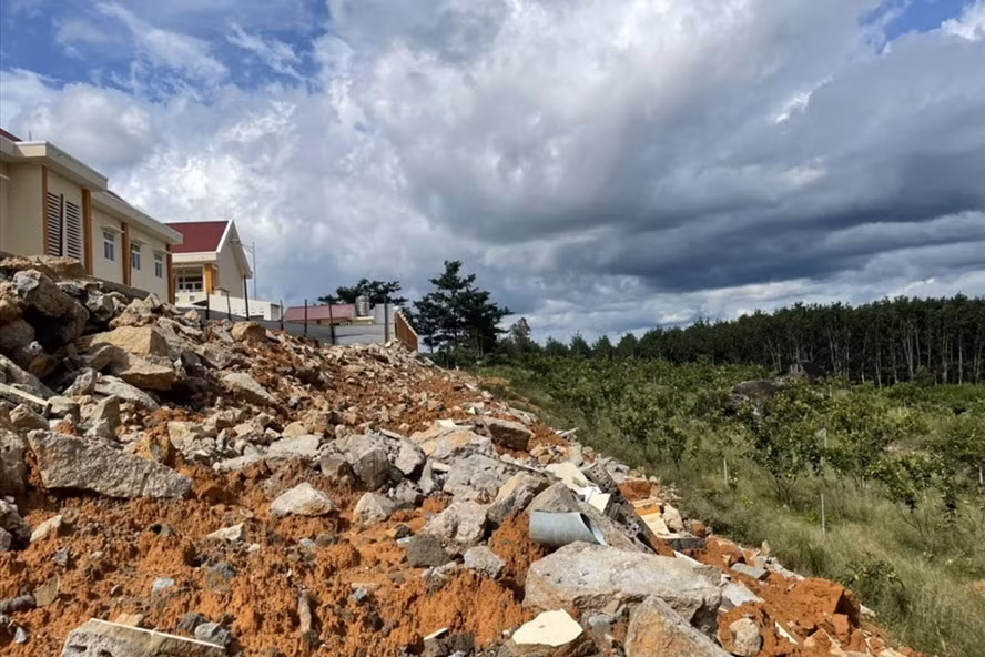 Bức tường mới xây thuộc khuôn viên trường Trường THCS Võ Nguyên Giáp (xã Cư Króa, huyện M’Đrắk, Đắk Lắk) vừa bị sập đổ sập để lại một đống hoang tàn. Ảnh: B.T