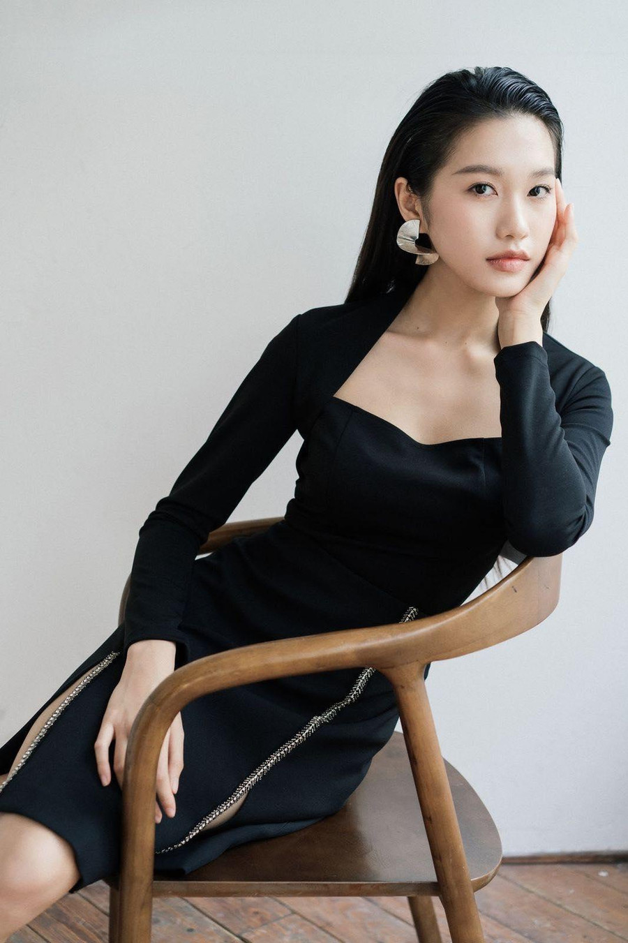 "My nghĩ rằng bất cứ điều gì mang lại cái đẹp, cái hay và sự tích cực cho xã hội đều là điều tốt. "Cảnh nóng" trong điện ảnh cũng không ngoại lệ. Nếu được lựa chọn và tìm cho mình một vai diễn điện ảnh đầu tiên, My nghĩ mình phù hợp với hình ảnh một cô gái trẻ năng động, tự tin, độc lập và có cái nhìn tích cực trong cuộc sống cũng như mọi người xung quanh", Doãn Hải My trải lòng. Ảnh: NVCC "My nghĩ rằng bất cứ điều gì mang lại cái đẹp, cái hay và sự tích cực cho xã hội đều là điều tốt. "Cảnh nóng" trong điện ảnh cũng không ngoại lệ. Nếu được lựa chọn và tìm cho mình một vai diễn điện ảnh đầu tiên, My nghĩ mình phù hợp với hình ảnh một cô gái trẻ năng động, tự tin, độc lập và có cái nhìn tích cực trong cuộc sống cũng như mọi người xung quanh", Doãn Hải My trải lòng. Ảnh: NVCC