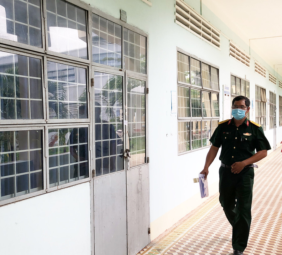 Cán bộ Ban Chỉ huy Quân sự thị xã An Khê kiểm tra phòng ốc tại Trường THPT Quang Trung trước khi tiếp nhận công dân từ vùng dịch về. Ảnh: Ngọc Minh Lực lượng bộ đội Ban Chỉ huy Quân sự thị xã An Khê kiểm tra phòng ốc tại Trường THPT Quang Trung trước khi tiếp nhận công dân từ vùng dịch về - Ảnh Ngọc Minh