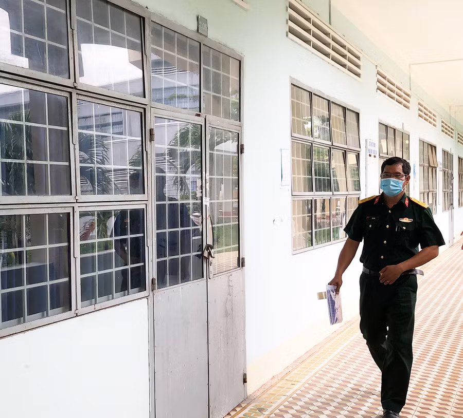 Lực lượng bộ đội Ban Chỉ huy Quân sự thị xã An Khê kiểm tra phòng ốc tại Trường THPT Quang Trung trước khi tiếp nhận công dân từ vùng dịch về - Ảnh Ngọc Minh