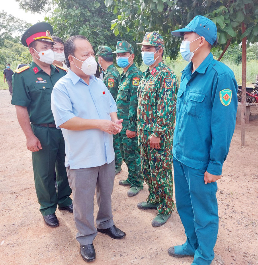 Đồng chí Châu Ngọc Tuấn-Phó Bí thư Thường trực Tỉnh ủy, Trưởng đoàn đại biểu Quốc hội tỉnh thăm, động viên các cán bộ, chiến sĩ chốt Cota (chốt số 2) Đồn Biên phòng Ia Mơr. Ảnh: Vĩnh Hoàng Đồng chí Châu Ngọc Tuấn-Phó Bí thư Thường trực Tỉnh ủy, Trưởng đoàn đại biểu Quốc hội tỉnh thăm, động viên các cán bộ, chiến sĩ chốt Cota (chốt số 2) Đồn Biên phòng Ia Mơr. Ảnh: Vĩnh Hoàng