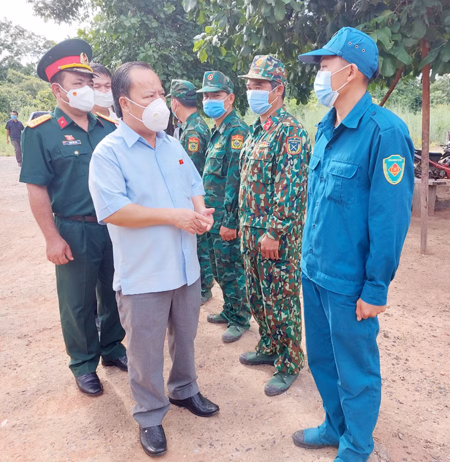  Đồng chí Châu Ngọc Tuấn-Phó Bí thư Thường trực Tỉnh ủy, Trưởng đoàn đại biểu Quốc hội tỉnh thăm, động viên các cán bộ, chiến sĩ chốt Cota (chốt số 2) Đồn Biên phòng Ia Mơr. Ảnh: Vĩnh Hoàng