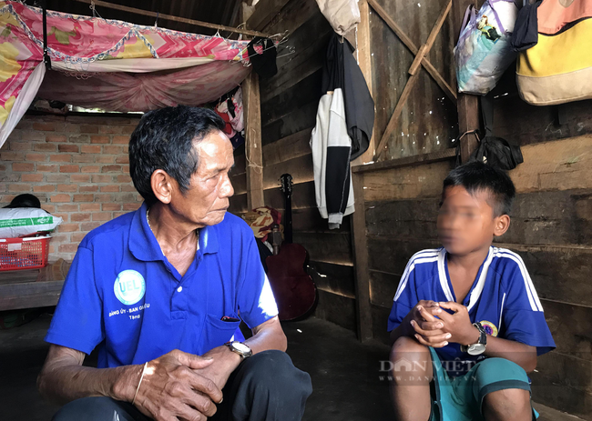 Em học sinh này vì không có tiền đóng các khoản quỹ của trường nên không rút được hồ sơ. Ảnh: Duy Hậu. Em học sinh này vì không có tiền đóng các khoản quỹ của trường nên không rút được hồ sơ. Ảnh: Duy Hậu.