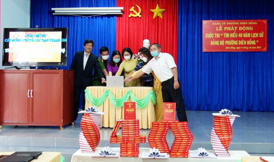 Các thành viên Ban tổ chức bấm nút phát động cuộc thi. Ảnh: Lam Nguyên Các thành viên Ban tổ chức bấm nút phát động cuộc thi. Ảnh: Lam Nguyên