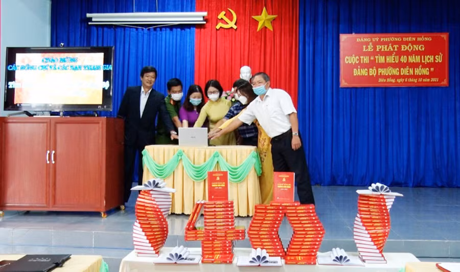  Các thành viên Ban tổ chức bấm nút phát động cuộc thi. Ảnh: Lam Nguyên