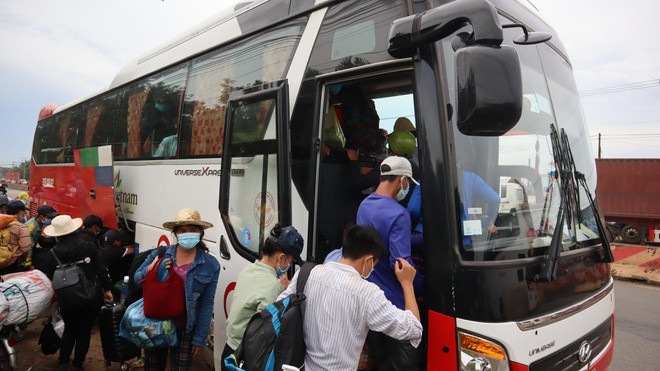  Được hỗ trợ chở bằng xe khách đến tỉnh Đắk Nông khiến ai cũng vui mừng, xúc động. Ảnh: Hoàng Giáp 