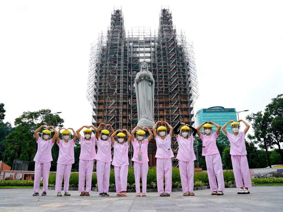 Các nữ sinh viên tình nguyện Trường ĐH Y Dược Cần Thơ chụp ảnh lưu niệm trước khi rời TP.HCM, sau khi giúp đỡ người dân chống dịch