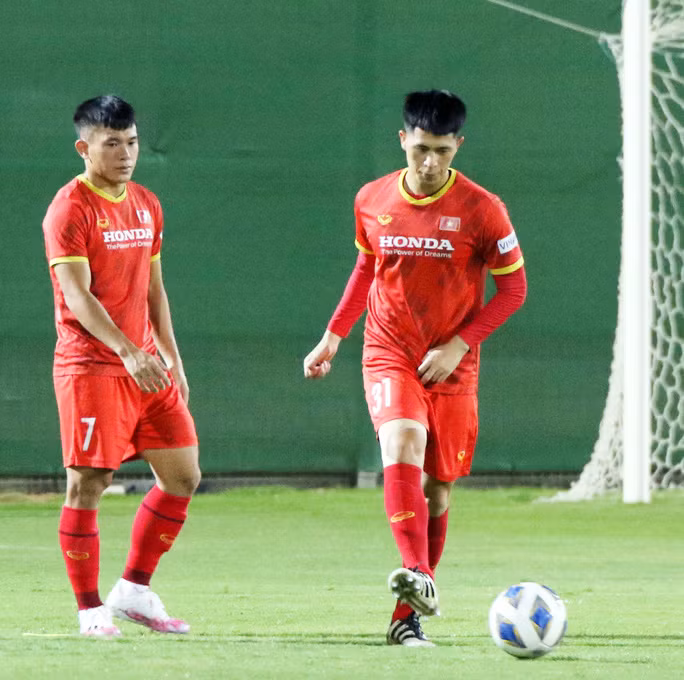 Trung vệ Trần Đình Trọng (bên phải) bị loại khỏi danh sách tham dự trận thi đấu với đội tuyển Trung Quốc