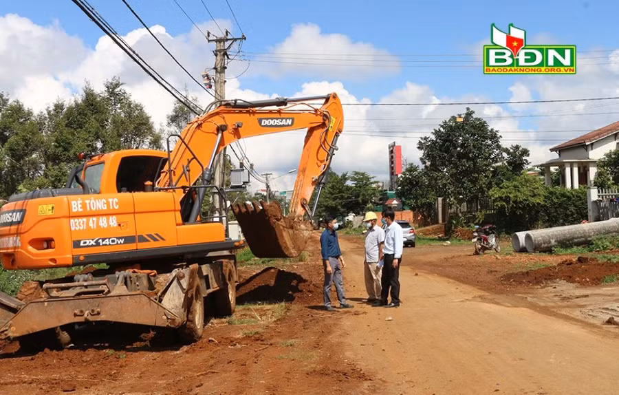 Ban Quản lý Dự án và Phát triển Quỹ đất Đắk Mil phối hợp với nhà thầu tháo gỡ vướng mắc trong quá trình thi công công trình trên địa bàn