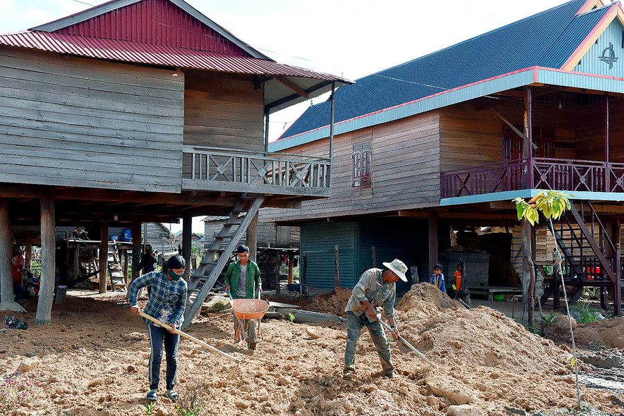 Người dân làng Blôm (xã Kim Tân, huyện Ia Pa) chỉnh trang nhà cửa khi dọn về nơi ở mới. Ảnh: Đức Thụy Người dân làng Blôm (xã Kim Tân, huyện Ia Pa) chỉnh trang nhà cửa khi dọn về nơi ở mới. Ảnh: Đức Thụy