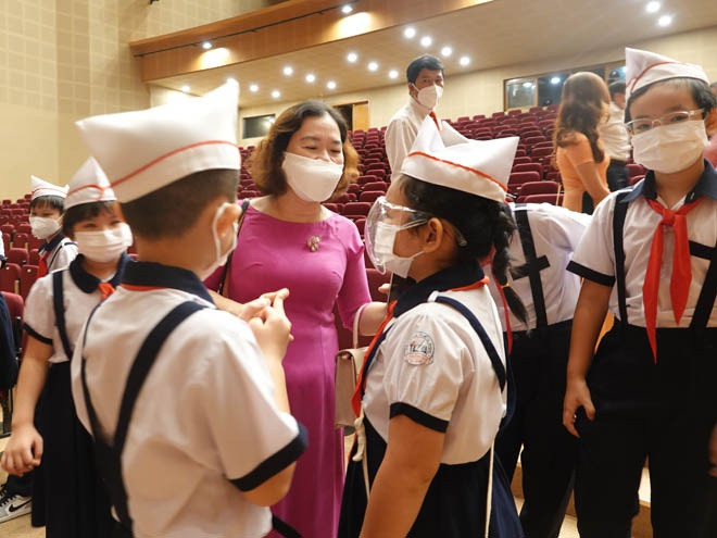  Các học sinh tại TP.Quy Nhơn vẫn chưa thể đến trường vào ngày 11.10. Ảnh: Hoàng Trọng