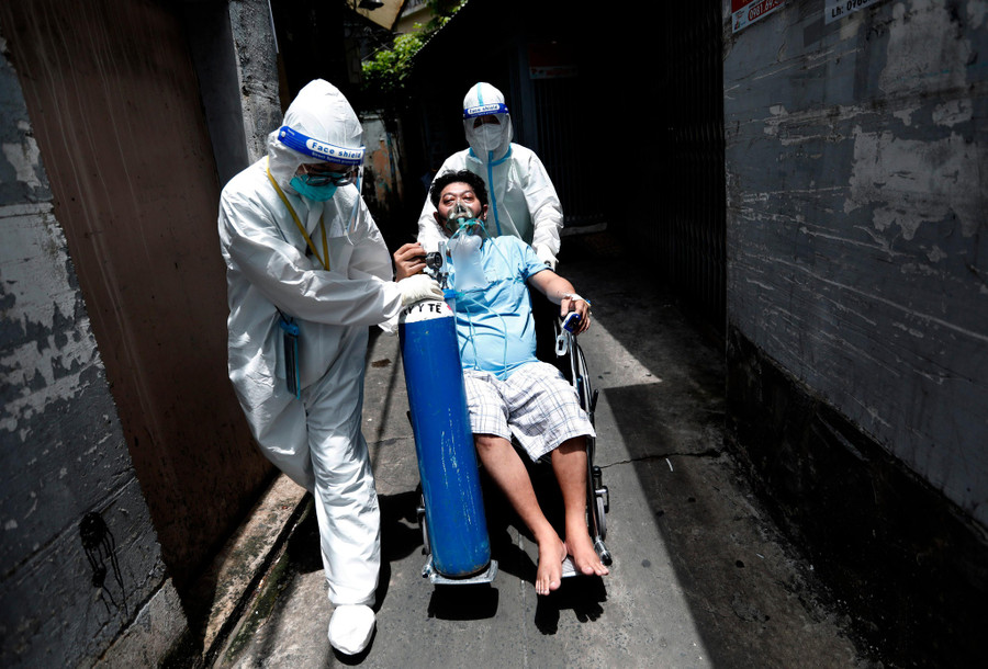 Nguyễn Ngọc Minh, sinh viên y khoa Trường ĐH Y khoa Phạm Ngọc Thạch, vội vã đưa một người nhiễm Covid-19 đến bệnh viện cấp cứu