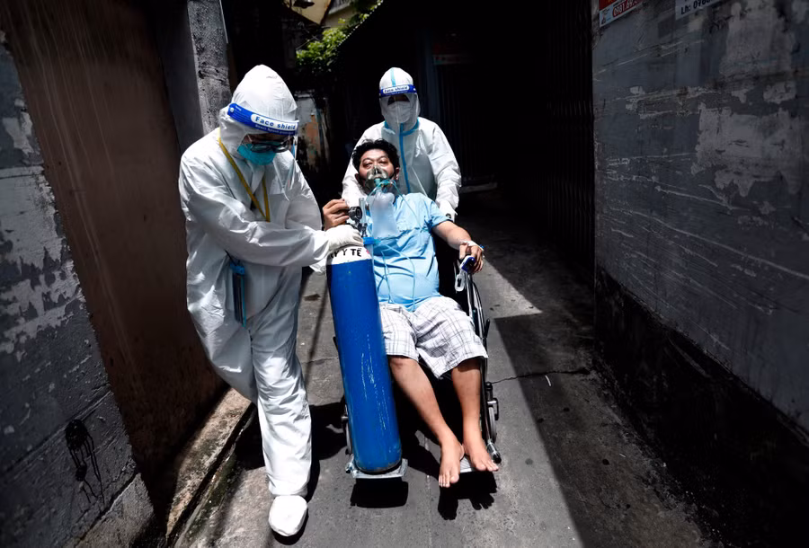 Nguyễn Ngọc Minh, sinh viên y khoa Trường ĐH Y khoa Phạm Ngọc Thạch, vội vã đưa một người nhiễm Covid-19 đến bệnh viện cấp cứu