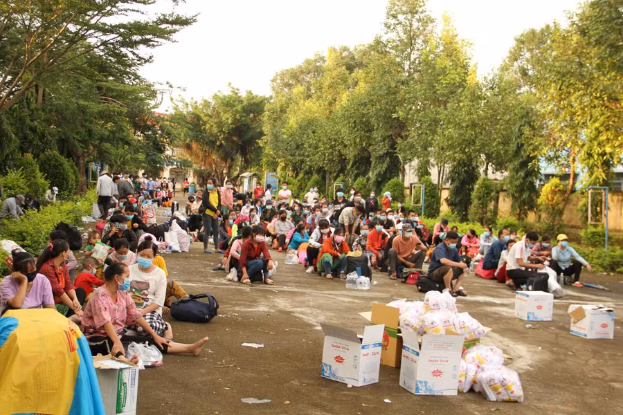 Nhiều người dân đi bộ từ Bình Dương được xe ô tô đưa đến Đắk Lắk để tiếp tục chặng đường về quê. Ảnh: Hoàng Bình