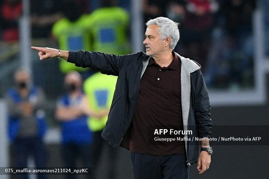 Jose Mourinho để lại hình ảnh xấu xí khi nhận thẻ đỏ ở trận AS Roma - Napoli. Ảnh: AFP.