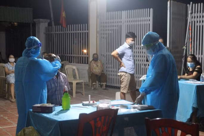  Lực lượng chức năng tỉnh Nghệ An lấy mẫu xét nghiệm cho người dân