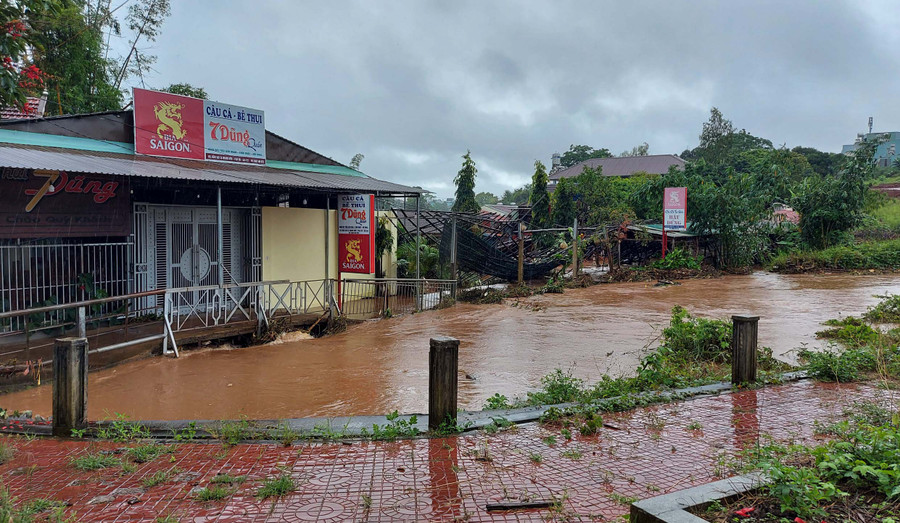 Quán câu cá 7 Dũng ngập sâu trong nước. Ảnh: Thiên Di