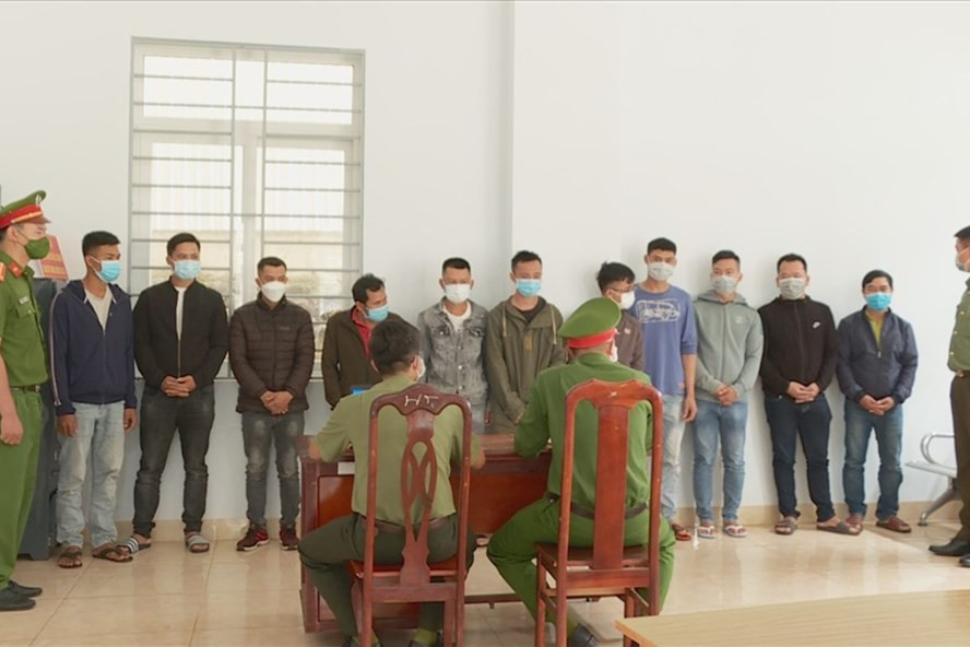 Nhóm đối tượng tổ chức đánh bạc và tham gia đánh bạc bị cơ quan chức năng tỉnh Đắk Lắk triệu tập xử lý. Ảnh: T.X Nhóm đối tượng tổ chức đánh bạc và tham gia đánh bạc bị cơ quan chức năng tỉnh Đắk Lắk triệu tập xử lý. Ảnh: T.X