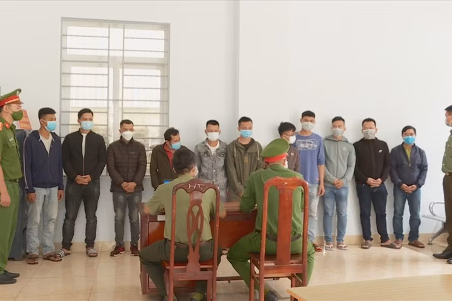  Nhóm đối tượng tổ chức đánh bạc và tham gia đánh bạc bị cơ quan chức năng tỉnh Đắk Lắk triệu tập xử lý. Ảnh: T.X