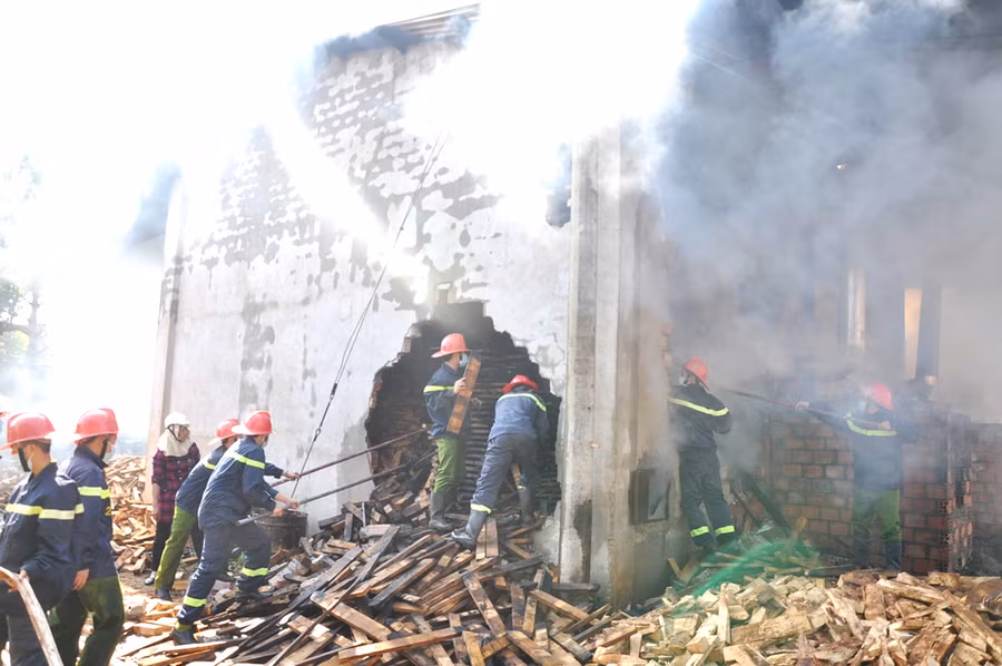  Lực lượng Cảnh sát PCCC và CNCH Công an tỉnh tham gia chữa cháy và cứu nạn, cứu hộ. Ảnh: Nguyễn Hữu