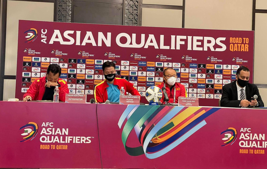 Quế Ngọc Hải (thứ 2 từ trái) trong buổi họp bảo. Ảnh: Hoàng Quân