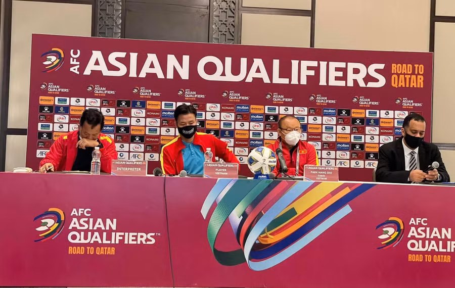 Quế Ngọc Hải (thứ 2 từ trái) trong buổi họp bảo. Ảnh: Hoàng Quân