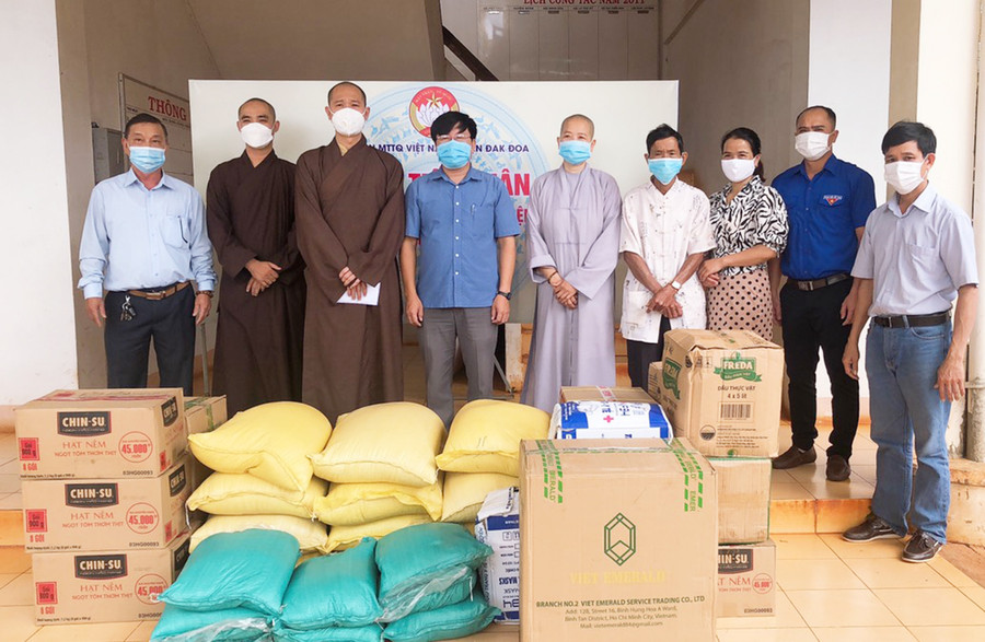  Đại diện các chùa trao ủng hộ cho công tác phòng-chống dịch Covid-19 của huyện Đak Đoa. Ảnh: Thùy An