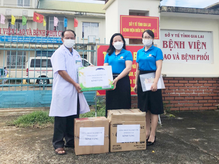 Thường trực Công đoàn ngành Y tế Gia Lai trao quà tại Bệnh viện điều trị Covid-19 cơ sở 1 (Bệnh viện Lao và Bệnh phổi tỉnh). ẢNh: Như Nguyện  Thường trực Công đoàn ngành Y tế Gia Lai trao quà tại Bệnh viện điều trị Covid-19 cơ sở 1 (Bệnh viện Lao và Bệnh phổi Gia Lai). ẢNh: Như Nguyện