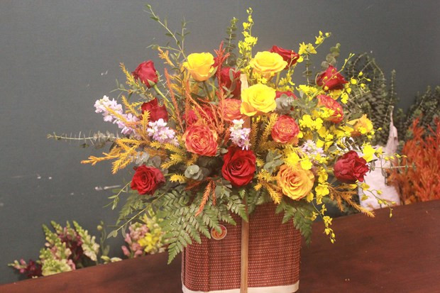 Hoa hồng vẫn là lựa chọn yêu thích của phần đông khách hàng, với mức giá dao động từ 500-1 triệu đồng/giỏ hoa (Ảnh: Việt Anh/Vietnam+) Hoa hồng vẫn là lựa chọn yêu thích của phần đông khách hàng, với mức giá dao động từ 500-1 triệu đồng/giỏ hoa (Ảnh: Việt Anh/Vietnam+)