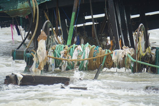 2 tàu cá bị sóng đánh hư hỏng hoàn toàn. Ảnh: D.B