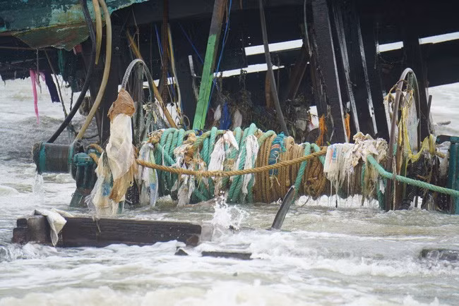 2 tàu cá bị sóng đánh hư hỏng hoàn toàn. Ảnh: D.B