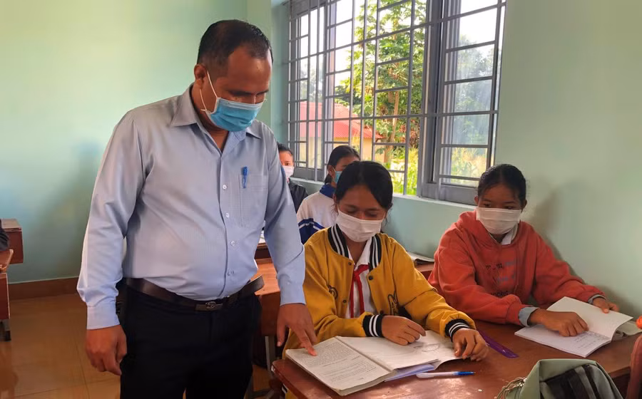 Thầy Y Thắng RơYam, Phó Hiệu trưởng Trường THCS Trần Quốc Toản hướng dẫn bài cho học sinh trong giờ học.