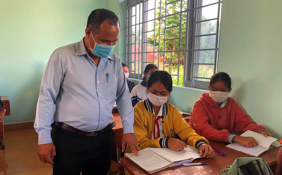 Thầy Y Thắng RơYam, Phó Hiệu trưởng Trường THCS Trần Quốc Toản hướng dẫn bài cho học sinh trong giờ học.