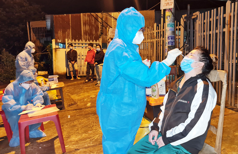  Trung tâm Kiểm soát bệnh tật Gia Lai lấy mẫu xét nghiệm người dân khu vực hẻm 17/12 Lê Đình Chinh, phường Hoa Lư. TP. Pleiku ngày 25-9. Ảnh: Bá Bính