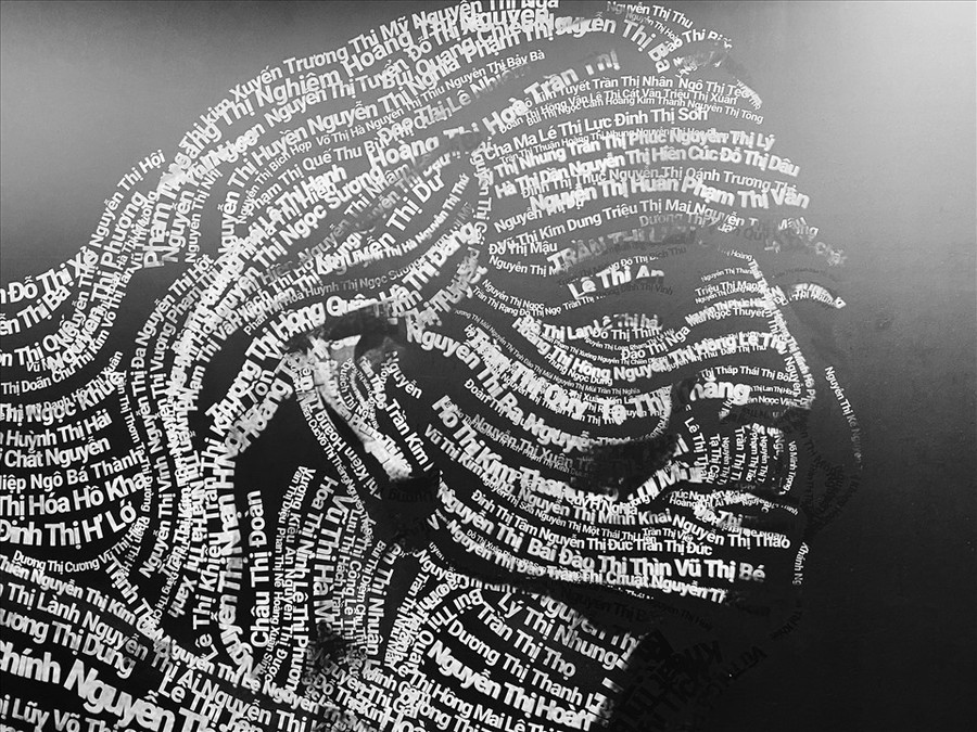 Bức tranh mẹ Việt Nam anh hùng Nguyễn Thị Thứ được vẽ từ tên của 500 nữ chiến sĩ yêu nước, cách mạng anh hùng. Bức tranh mẹ Việt Nam anh hùng Nguyễn Thị Thứ được vẽ từ tên của 500 nữ chiến sĩ yêu nước, cách mạng anh hùng.