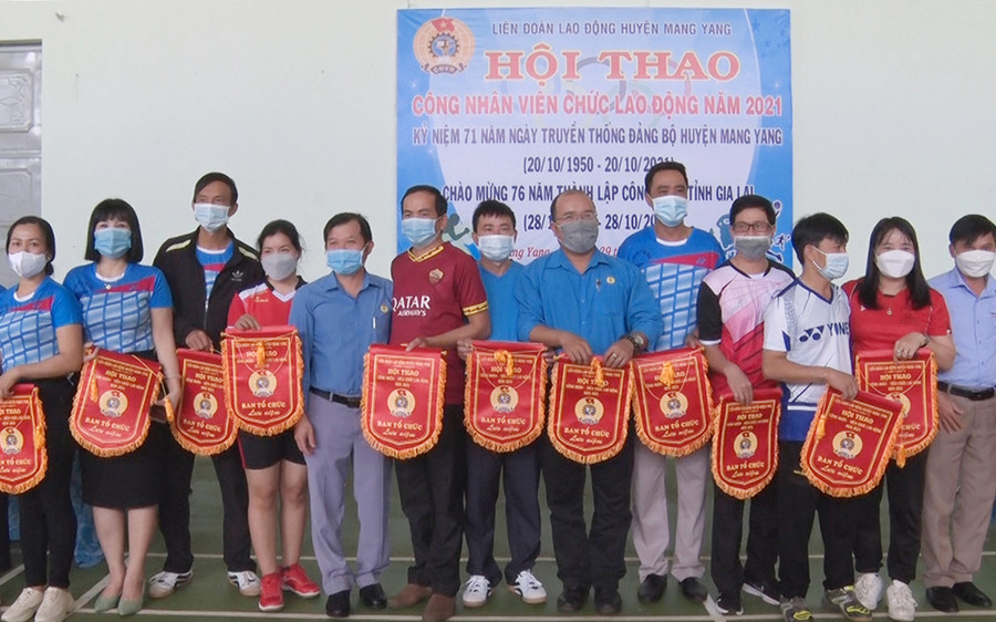  Ban tổ chức tặng cờ lưu niệm cho các đơn vị tham gia tại Hội thao. Ảnh: Hạ Vy