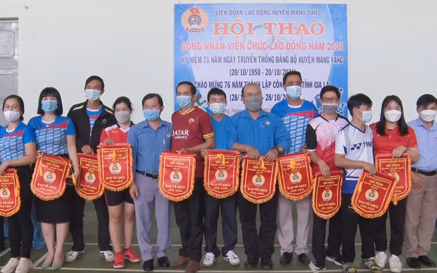  Ban tổ chức tặng cờ lưu niệm cho các đơn vị tham gia tại Hội thao. Ảnh: Hạ Vy